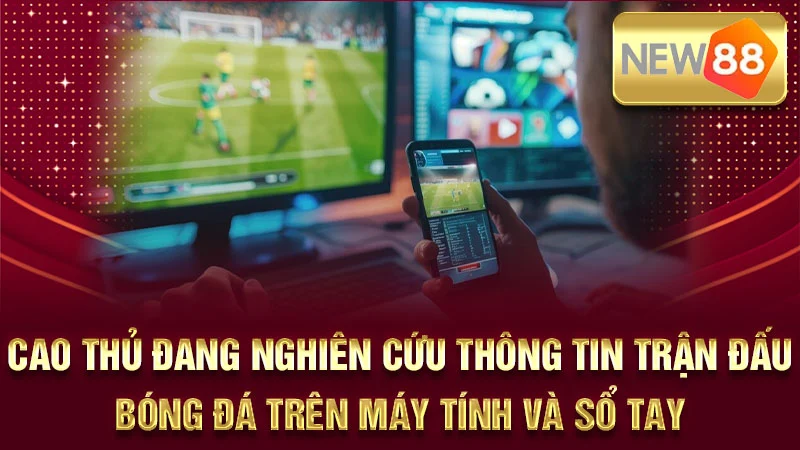 Cao Thủ đang nghiên cứu thông tin trận đấu bóng đá trên máy tính và sổ tay.